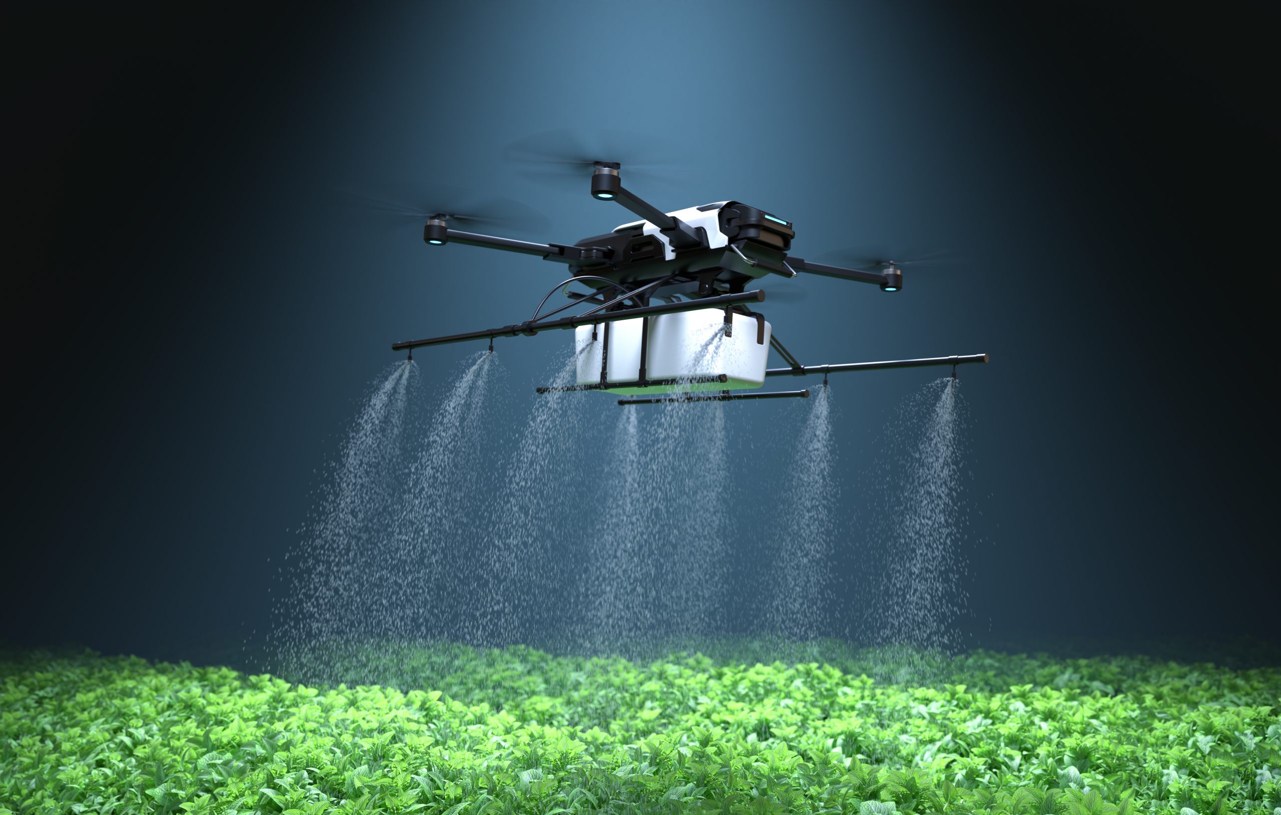 Drone rociando fertilizante en plantas vegetales verdes - Agricultura moderna y eficiente